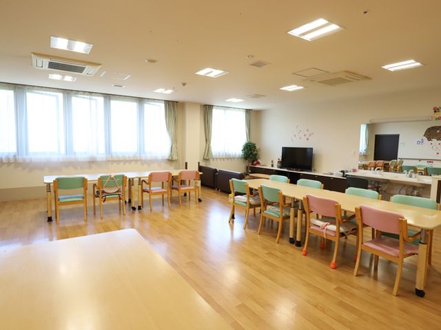 居心地の良い食堂 食堂 広々とした食堂では、窓から自然光が差し込み、明るい食事の時間を過ごせます。安心してくつろぎながら、お食事をお楽しみいただける空間です。