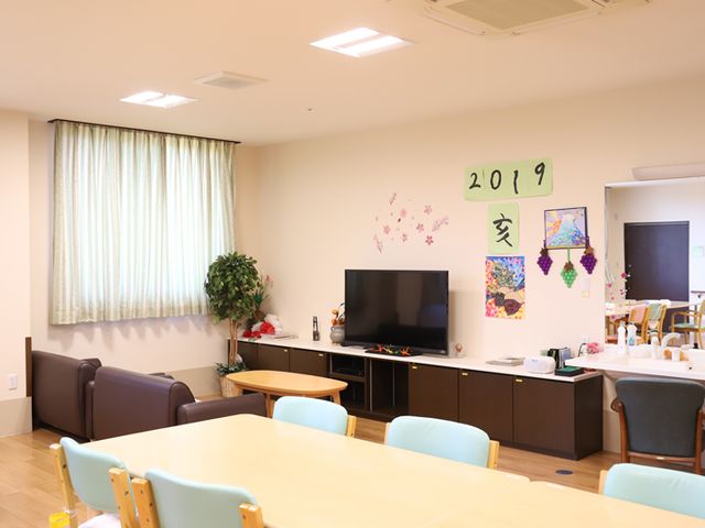 居心地の良い食堂 食堂 窓辺には桜の飾りつけもあり、春の暖かい雰囲気を感じさせる食堂です。テレビも完備され、交流の場として利用者様同士のコミュニケーションの核になっています。