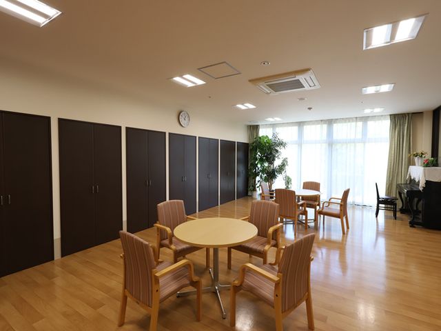 居室の明るい空間 居室 ゆとりある居室で、明るく開放的な雰囲気です。木の温もりを感じる家具が配置され、ゆったりとした時間を過ごせます。