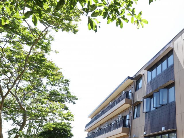 緑に囲まれた建物外観 外観 自然光あふれる落ち着いた外観です。四季を感じる緑豊かな環境が魅力的です。