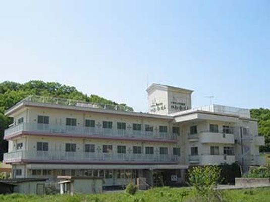 自然に囲まれた建物外観  