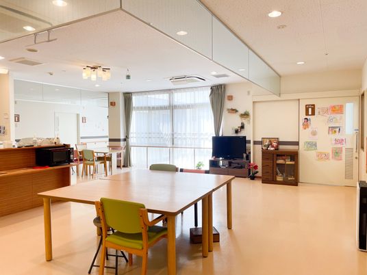 窓際の明るい部屋