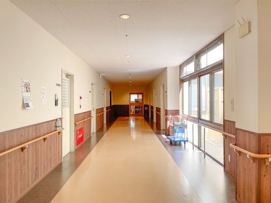 自然光あふれる廊下
