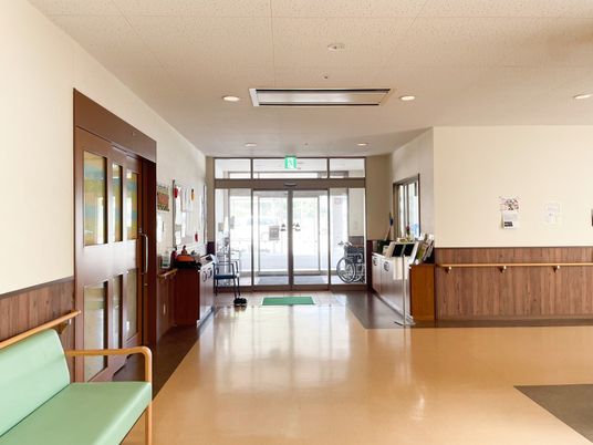 明るく広々とした廊下