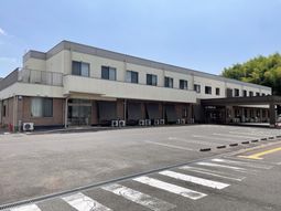 広い建物の外観
