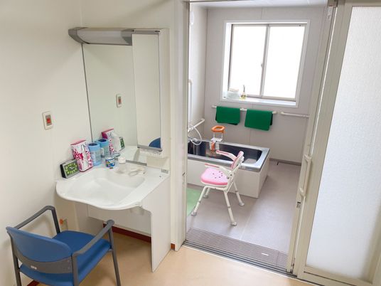 明るい洗面台と浴室