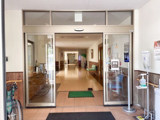 開放的なエントランス