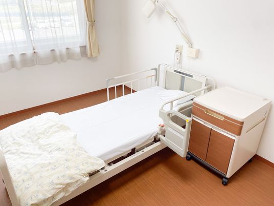 ベッドと収納の居室