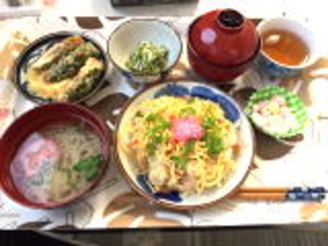 彩り豊かな料理セット 料理 華やかで栄養バランスの取れたメニューです。食事は日々の楽しみとして重要です。
