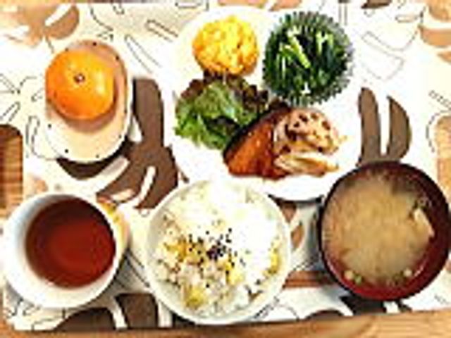 和食を楽しめる料理 料理 豊かな味わいの和食が並んでいます。栄養バランスを考えた献立です。