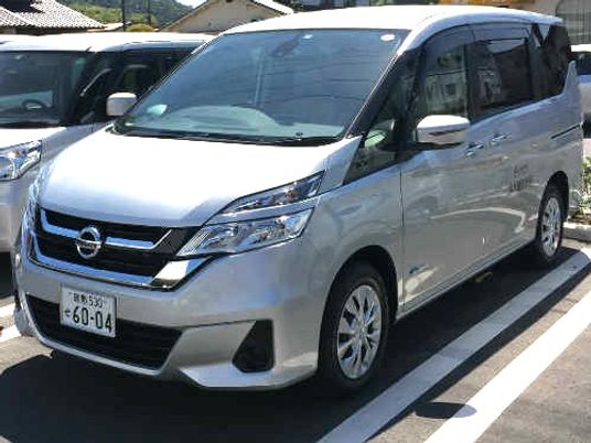 送迎車が並ぶ外観  