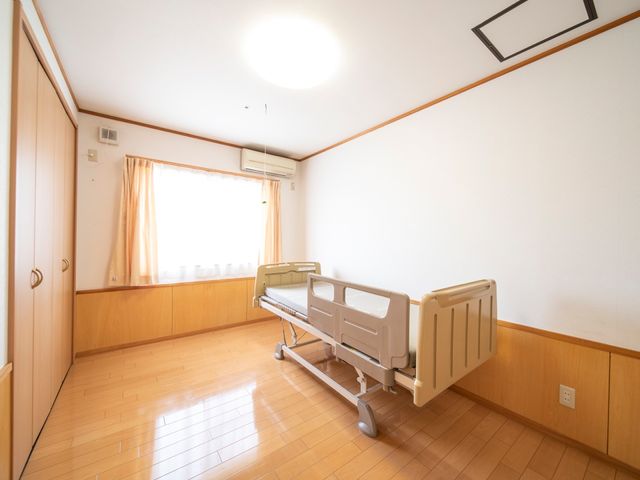 広々とした明るい居室 居室 ゆったりとした空間の居室です。明るい窓辺に面し、木目調の床が温かみのある雰囲気を醸し出しています。