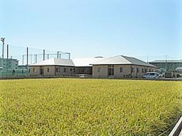 青空と建物の外観