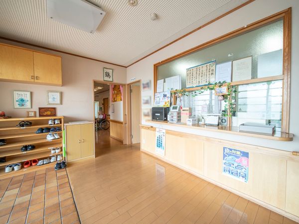 明るい受付と廊下