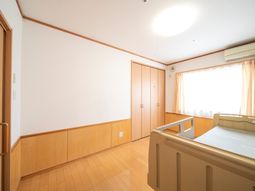 暖色系の居室内観