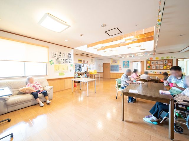 居心地の良い多目的室 談話室 明るく開放的な多目的室で、利用者の方々がゆったりと過ごされています。様々な活動が楽しめる充実したスペースです。