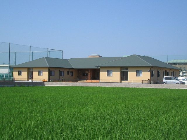 平屋の外観 外観   広い緑の前景が印象的な、平屋づくりの建物です。落ち着いた色合いで、ゆったりした雰囲気が伝わります。