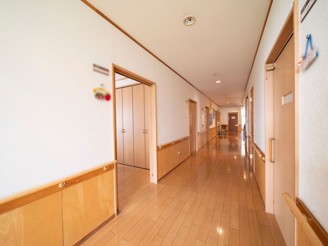 清潔感ある施設の廊下 通路 明るく清潔感のある通路は、安全で快適な移動を支えます。手すりも整っており、歩行に不安のある方も安心です。
