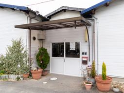 白い建物の入り口エリア