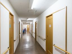 廊下の手すりとドア