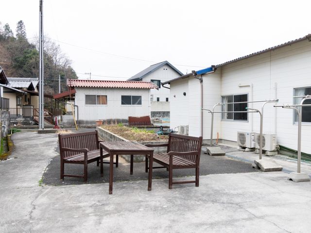 中庭のベンチとテーブル 庭 開放感ある中庭では、椅子に座って新鮮な空気を楽しむことができます。自然を感じながらのんびりとした時を過ごせる環境です。