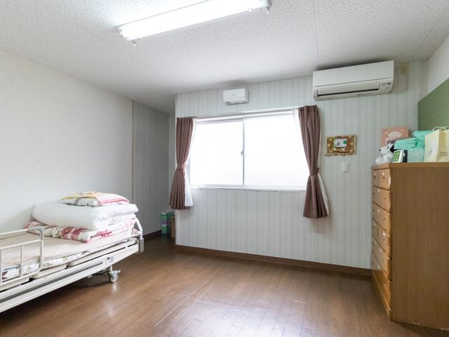 居心地の良い居室の様子 居室 広々として清潔感のある居室です。窓からは自然光が差し込み、明るい雰囲気を演出しています。