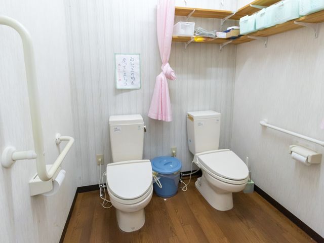 バリアフリートイレ設備 トイレ 手すりが完備された清潔感のあるトイレ空間です。どなたでも安心してご使用いただける環境を整えています。