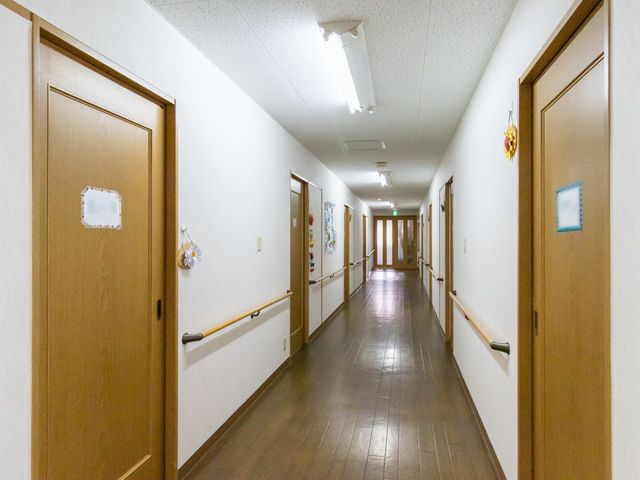 清潔な廊下の様子 廊下 ゆったりとした幅の廊下には手すりが設置され、壁にはお花の飾りもあり明るい印象を受けます。安全かつ快適に過ごせる環境が整っています。
