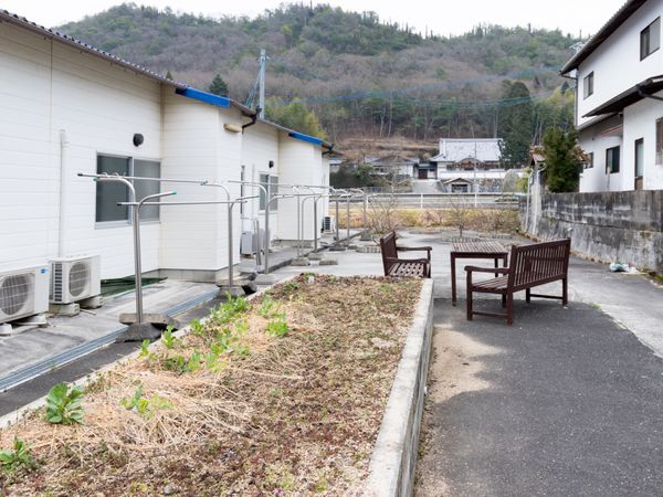 椅子と手すりのある外観