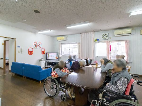 リラックスした居心地のラウンジ