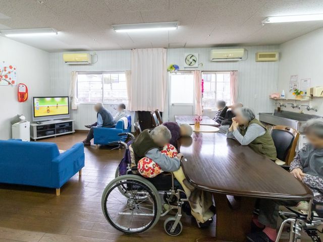 共有スペースでくつろぐ様子 リビング ゆとりある共有スペースでは、ソファやテーブルを囲みながらテレビを視聴し、心地よいひとときを過ごせます。