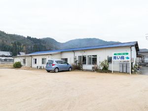 広々とした敷地の外観