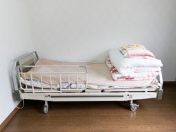 整理された居室のベッド