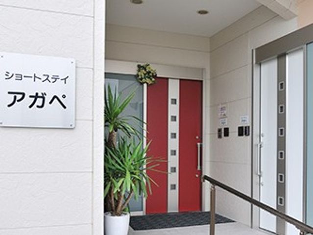 エントランス案内板と出入口  