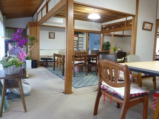 開放感のある部屋の内観