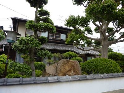 庭が美しい外観