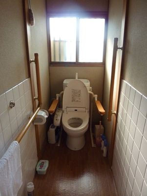 手すり付きのトイレ