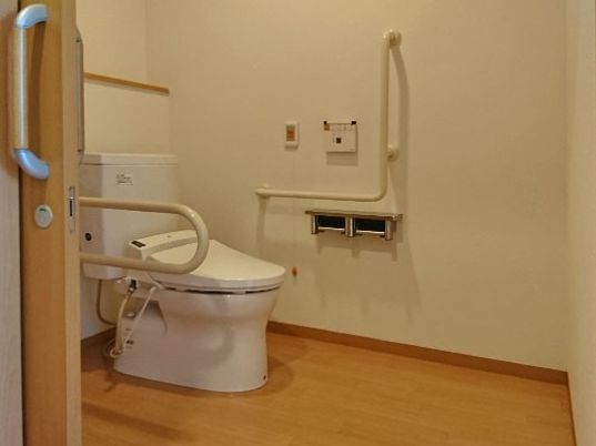 バリアフリー設計のトイレ