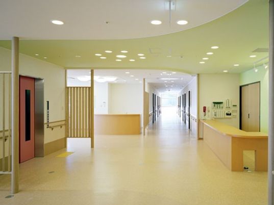 明るく広い施設の廊下