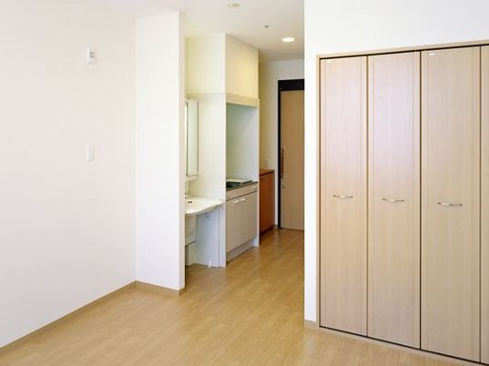 洋室とキッチンエリア