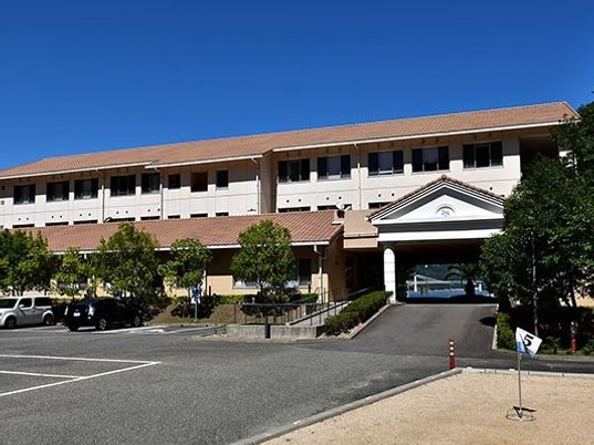 明るい外観の建物エントランス