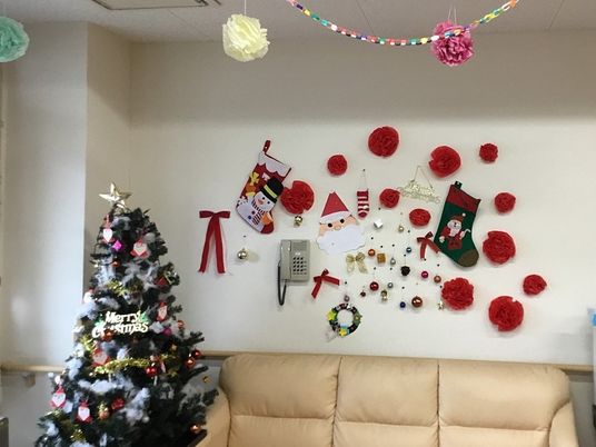 クリスマス装飾のあるリビング  