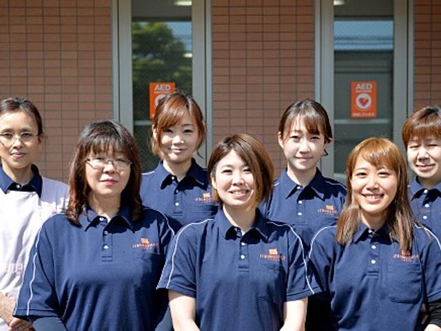 スタッフイメージ スタッフイメージ 笑顔で集まるスタッフたちが、温かい雰囲気を感じさせます。快適な環境の提供に努めています。