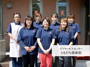 スタッフが並ぶエントランス  