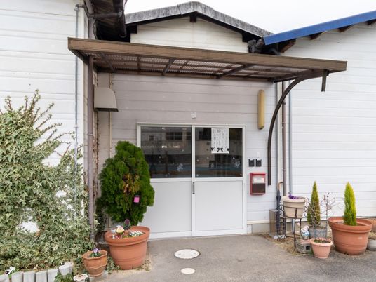 白壁の建物入口