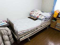 居室のシンプルなベッド