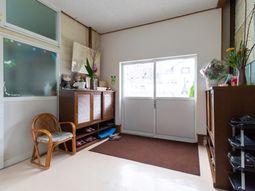 明るい和室の居間