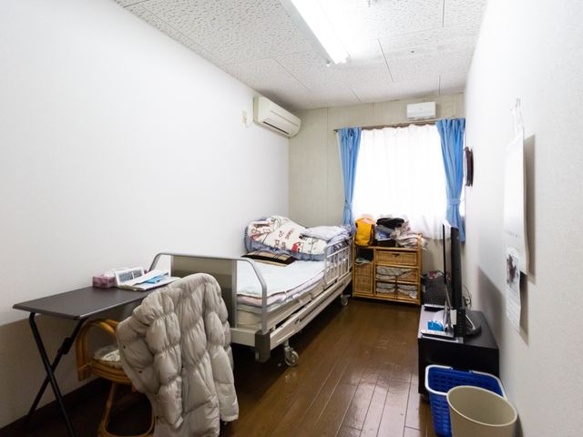 居室の明るい一角 居室 一人ひとりのプライベートを大切にした快適な居室です。個々のニーズに合わせた家具配置で、自分らしい空間を演出できます。