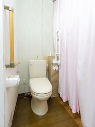 手すり付きの清潔なトイレ