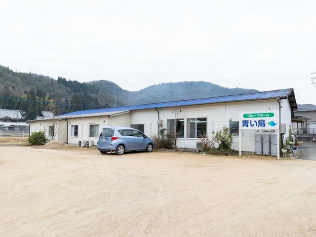 静かな佇まいの外観 外観 自然に囲まれた落ち着いた雰囲気の場所で、職員とともに仕事をしてみませんか。周辺は静かで、入居者の方々が穏やかな時間を過ごされています。